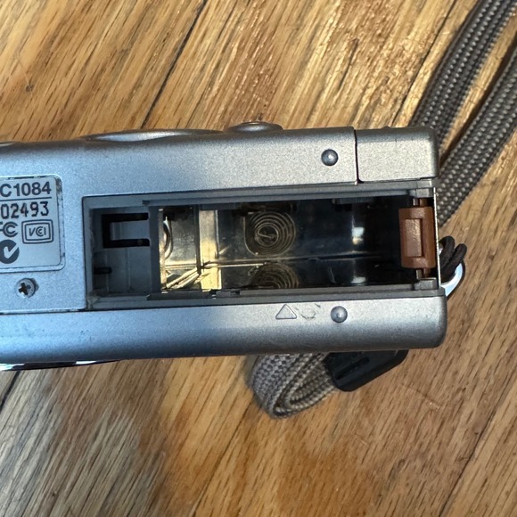 Canon Digital IXUS 500 PC1084 5.0MP Digital Camera Silver 3x OZ UNTESTED - Picture 6 of 9